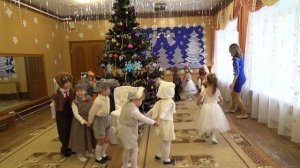 Танец "На саночках" исполняют дети младшей группы №9