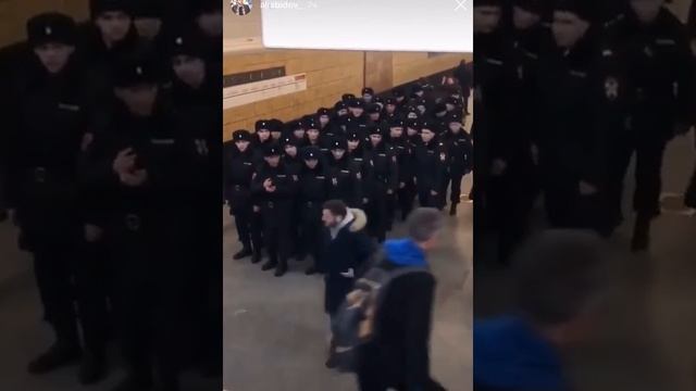 Выронил пистолет перед толпой ментов смотреть онлайн