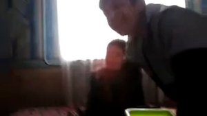 Ругает сестру