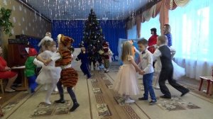 Танец "Новогодние игрушки" исполняют дети средней группы №9