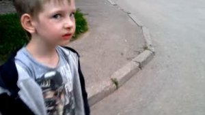 Мальчик лижит за деньги