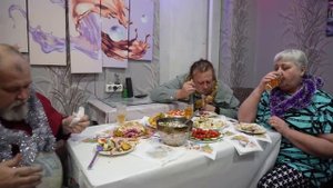 Как встретила Новый Год семья из России и что накрыли на стол Очень вкусно невероятно просто