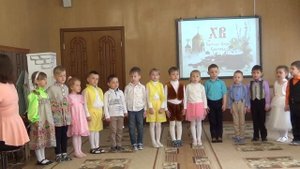 Песню "Пришла весна пасхальная!" исполняют воспитанники средней группы №2