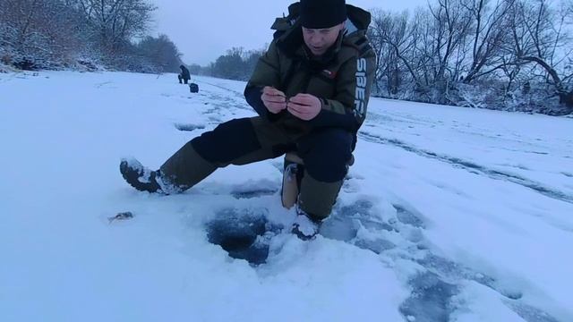 **РЫБАЛКА ЗИМОЙ**хитрый окунь**окунь на мормышку зимой**окунь на мотыля#рыбалказимой#окуньзимой#