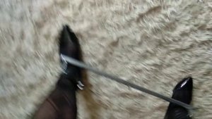 Foot bondage in black pantyhose. Бондаж ног металлической штангой в черных колготках.