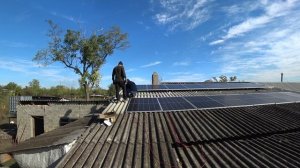 УСТАНАВЛИВАЕМ ВТОРОЙ РЯД СОЛНЕЧНЫХ ПАНЕЛЕЙ НА КРЫШУ/ЖАРИМ ШАШЛЫКИ НА НОВОМ МАНГАЛЕ/