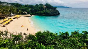Филиппины. Отель Shangri-la's Boracay, как выглядит его пляж в низкий сезон (облачность) в августе.
