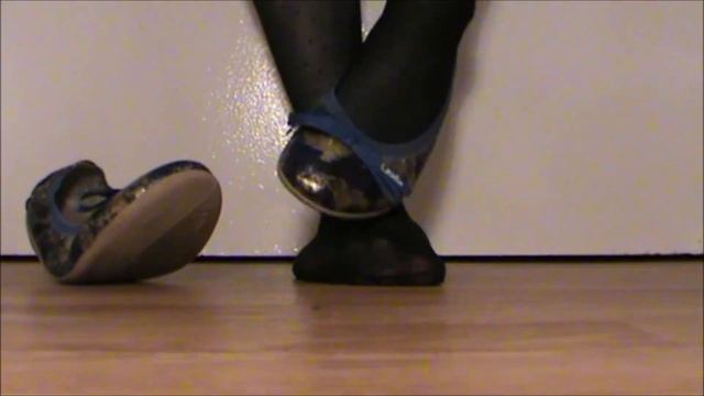 Itchy foot with my Fila Disruptor II Wedge, ballet flats & ankle boots смотреть онлайн
