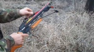 стрельба из арбалета по канистре .shooting from a crossbow on the canister.
