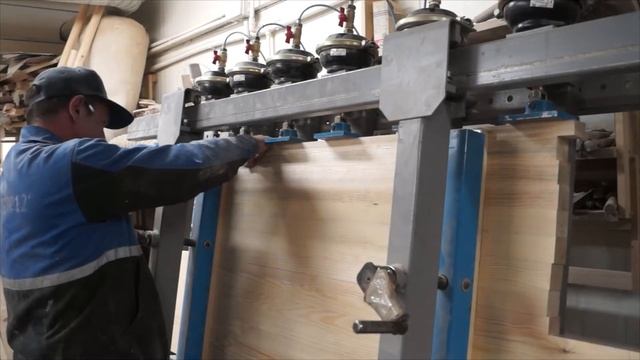 C производства! У нас интересный заказ на лестницу. Клеим щит