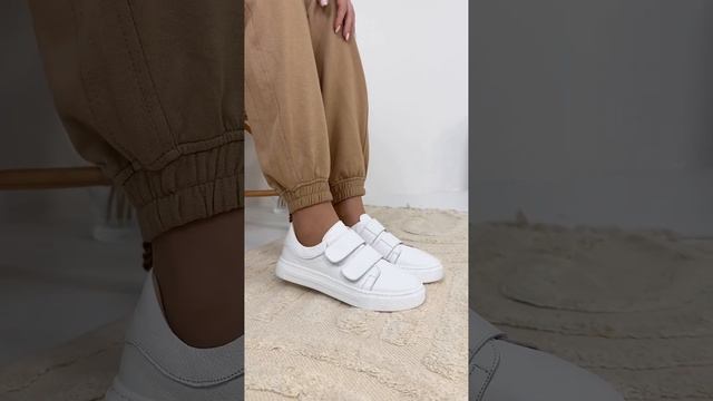 Жіночі шкіряні кеди 11935, білі смотреть онлайн