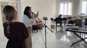 Солистки Государственной филармонии имени А. Хамхоева, Хава Евлоева и Лолита Хашагульгова, находятся