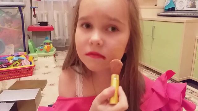 Василиса разнесла мамин гардероб! // Vasilisa Smashed Mother's Wardrobe
