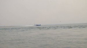 Захватывающее зрелище над Амуром в Хабаровске, самолет МЧС тушит пожар