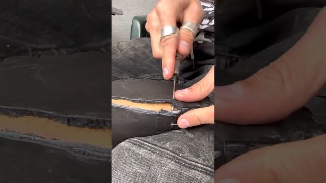 Пришивание основной стельки к верху обуви. Sewing the main insole to the upper of the shoe смотреть онлайн