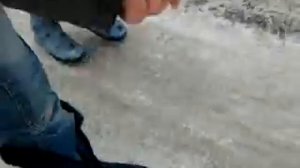 Школьник бегает по лужам