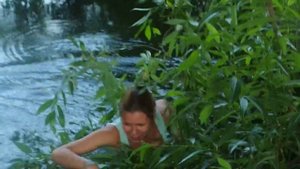 упала в болото