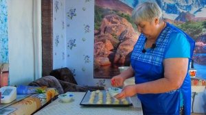 Пампушки с чесноком по-русски ДОБРАЯ МАМА ГОТОВИТ ВКУСНЫЕ ПАМПУШКИ К БОРЩУ СО СМЕТАНКОЙ