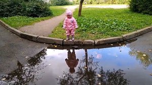 Ева в луже . Ева ходит по луже . Ходить по луже дело занимательное, особенно когда ты маленький