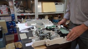 Швейная машина Brother RS-240. Опять пластик и снова саморезы.