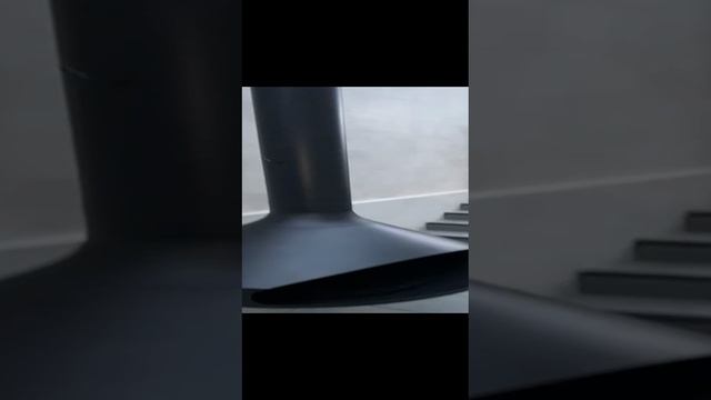 Стеклянный навес в частном доме с установкой подвесного камина и вывода трубы.