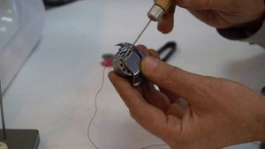 Как правильно заправить нижнюю нитку в шпульный колпачек? Регулировка нижней нити. Часть 1