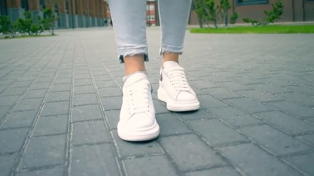 Alexander Mcqueen серый задник магазин mcqueenofficial.ru смотреть онлайн