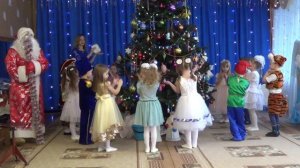 Танец "Снег - снежок" исполняют дети средней группы №9