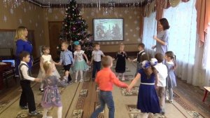 Танец "Рождество пришло к нам, Рождество!" исполняют дети средней группы №2