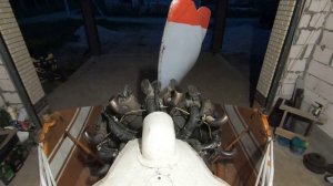 Запуск советского авиационного двигателя в гараже.