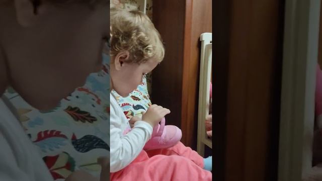 13.10.21 в 2 года надевает обувь сама смотреть онлайн