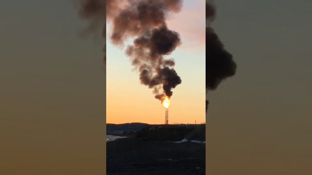 Черный дым повалил из факела завода СПГ на Сахалине