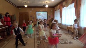 Танец "У каждого мама своя" исполняют дети гр №3 СП "ЦРР - д/с "Сказка"