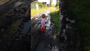 Дети в луже. Дети и грязь. Лето ВЛОГ