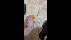 откуда мем со мной воюет сатана?/ или школьники черкающие обувью!