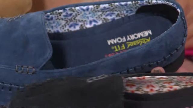 Skechers Suede Relaxed Fit Slip-on Moccasins - Pedestrian with Jacque Gonzales смотреть онлайн