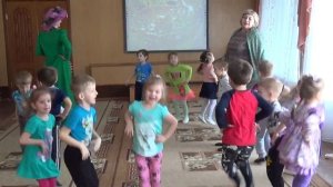 "Весенний танец" исполняют дети младшей группы №9