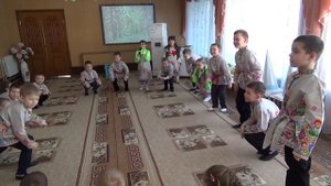 Танец "Елочки-иголочки" исполняют дети подготовительной к школе группы №5