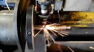 Работа станка для лазерной резки труб.