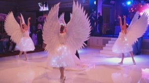 Первый выход молодых, который начинается с выхода ангелов