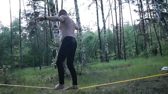 упражнения на слэклайне