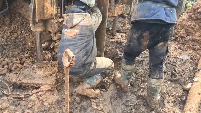 Бурение скажины. Грязь, застряла труба, вода коричневая смотреть онлайн