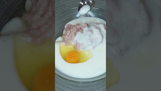 Простой рецепт вкусных беляшей по африкански) Нужен фарш и кефир)