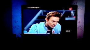 Телевизор Philips c подсветкой на задней панели.