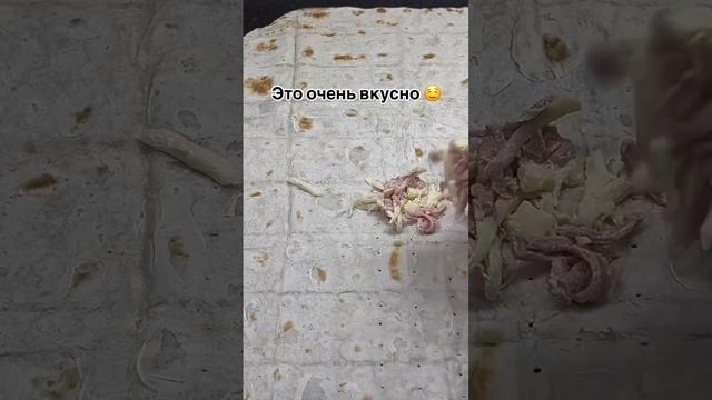 Рулетики с колбасой и сыром 🧀
Готовятся быстро,а съедаются еще быстрее