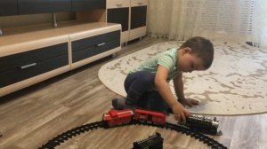 Распаковываем паровоз, игрушечная железная дорога. Видео для детей