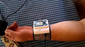 Тонометр, убираем батарейки.