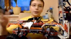 Как менять батарейки у внедорожника??? Лего техник.