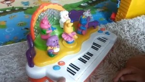 Игрушечное пианино. Веселое детское пианино.