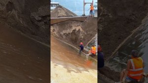 Строительство, разгрузка баржи